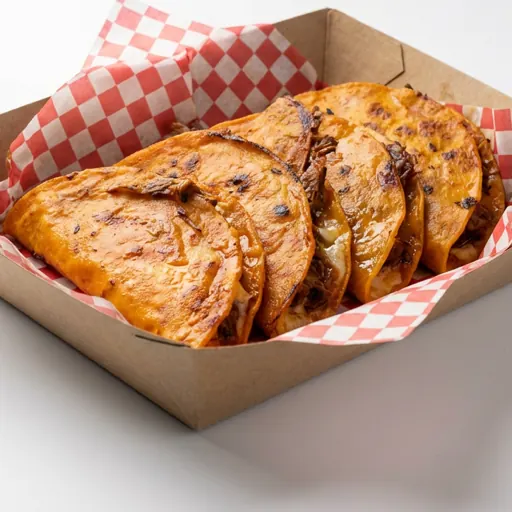 Charola de cartón con quesabirrias de tortilla de mano